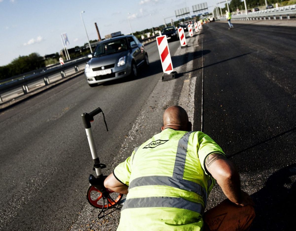 Det handler især om at passe på de mange arbejdere, der blot tjener til dagen og vejen ved at forbedre vejstrækningerne. Er hastighedsgrænsen ved et vejarbejde sat ved 60 kilometer i timen, så mister du kørekortet betinget, hvis du kører 85 kilometer i timen. Kortet ryger ubetinget, hvis du kører 121 kilometer i timen gennem vejarbejdet. Arkivfoto: Scanpix