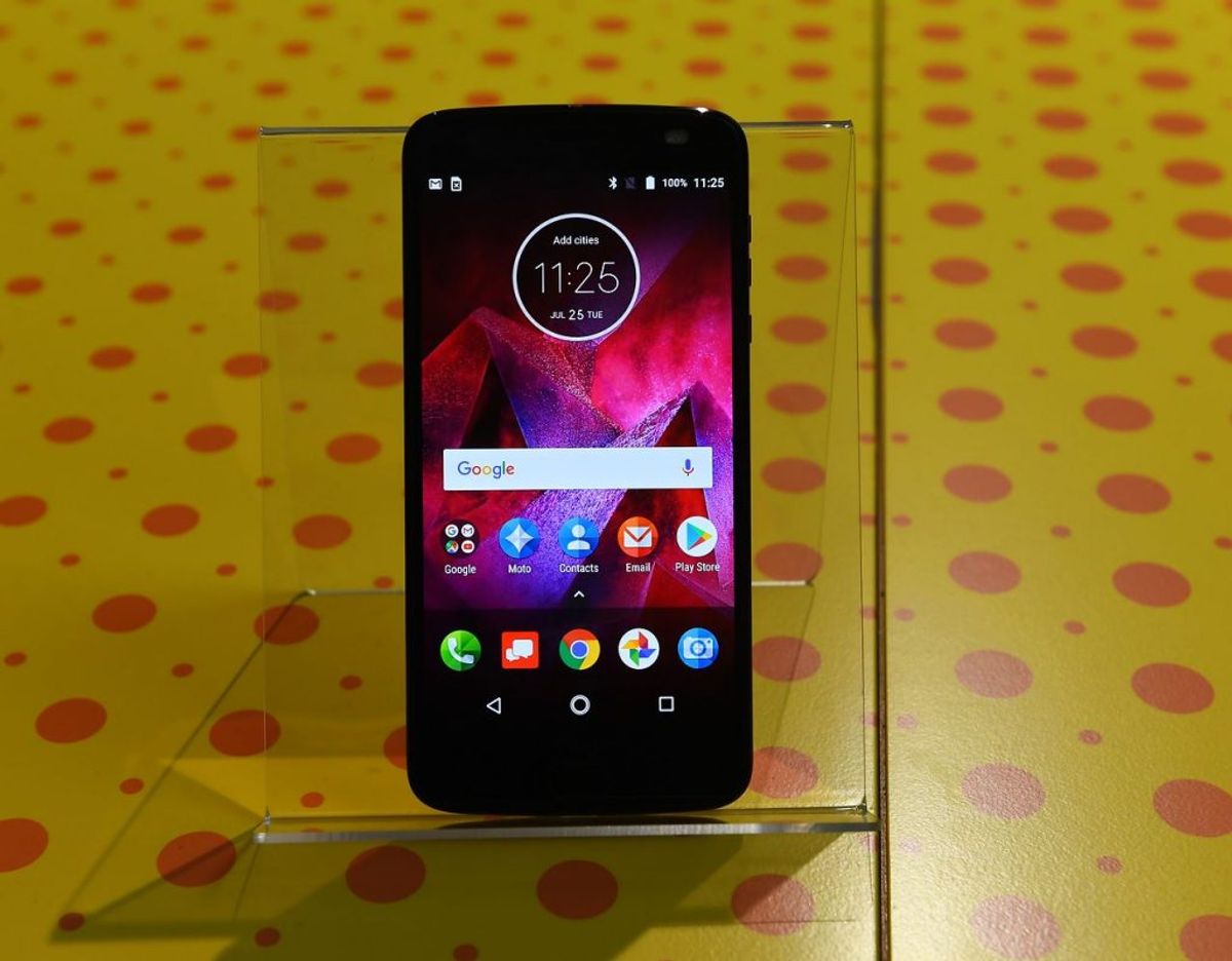 Motorola Moto Z2 Force er den absolut ukronede konge af holdbarhed. I testen fik den blot små ubetydelige hakker i rammen, men vandtesten klarede telefonen ikke. Derfor ender den på 8,5 ud af 10.