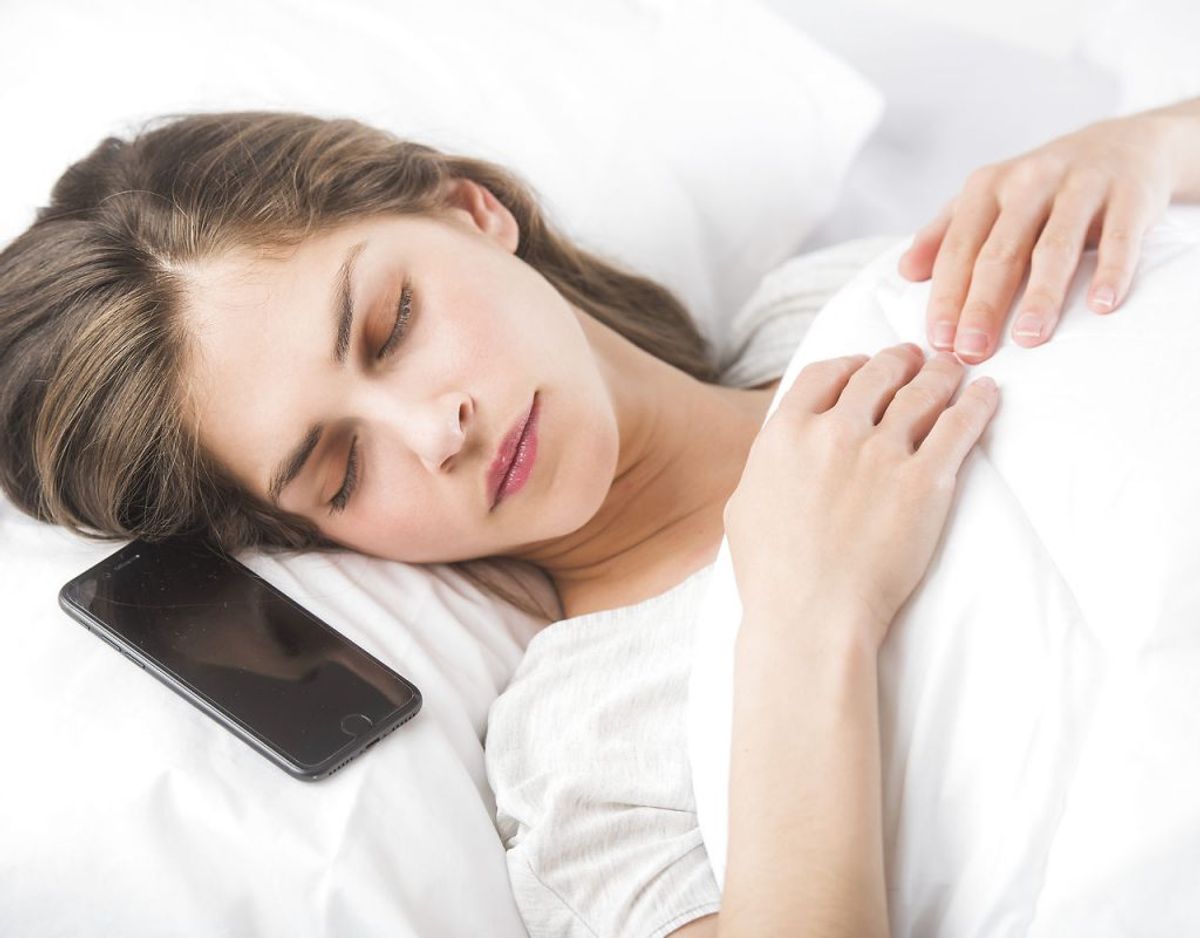 Din telefon bør ikke ligge i sengen. Den kan antænde, hvis den bliver overophedet. Foto: Scanpix