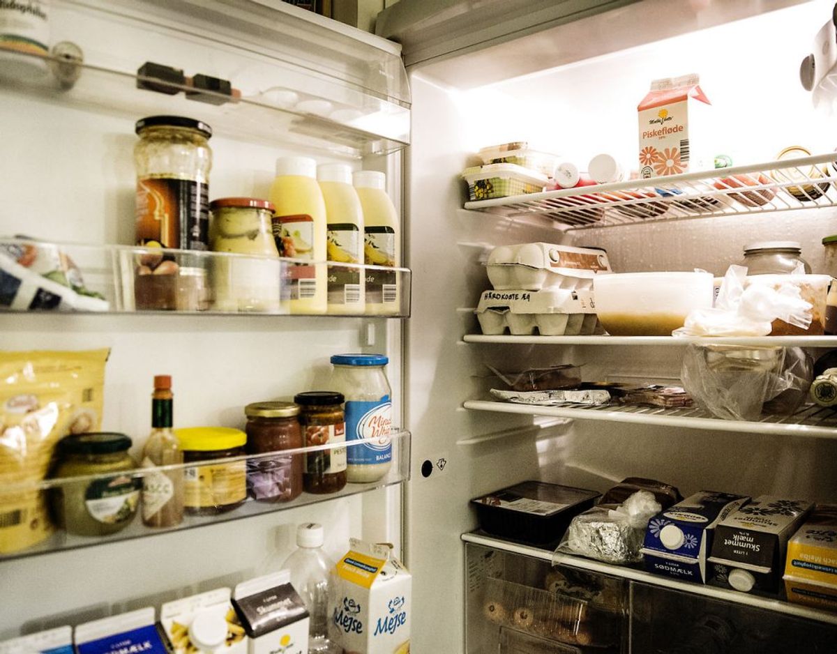 Køleskabet er et godt redskab, som mange danskere har en tendens til at proppe fuld af alt muligt. Det er slet ikke nødvendigt – mange ting SKAL slet ikke i køleskabet. KLIK videre og se. Foto: Scanpix