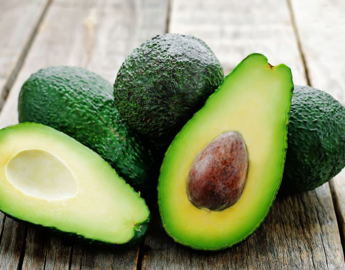 Avocadoer bliver ikke mere modne af at komme i køleskabet. Faktisk tværtimod, så det er rent spild at opbevare dem der. Foto: Scanpix