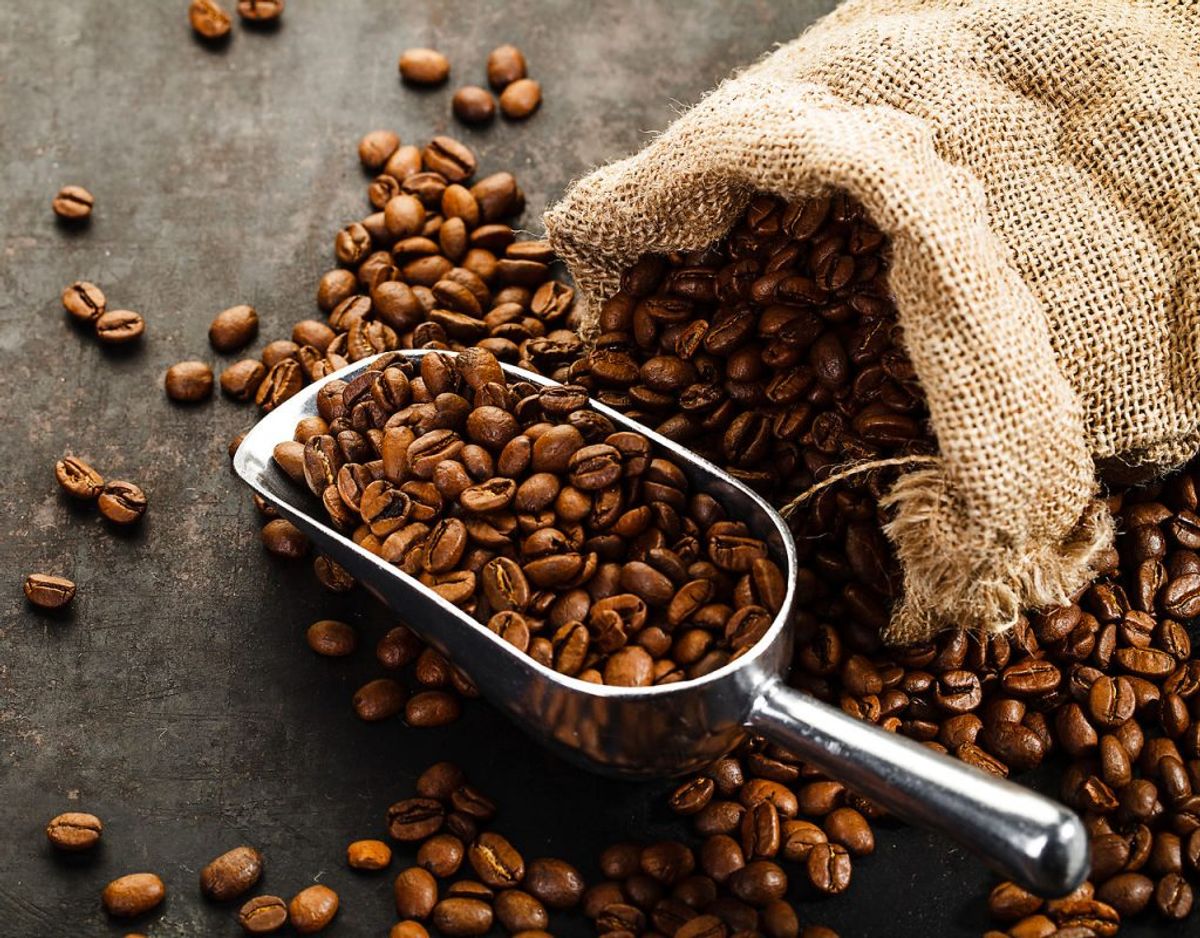 Kaffe – i malet form eller som bønner – har intet at gøre i køleskabet. Kaffen absorberer lugt og smag fra andre madvarer. Foto: Scanpix
