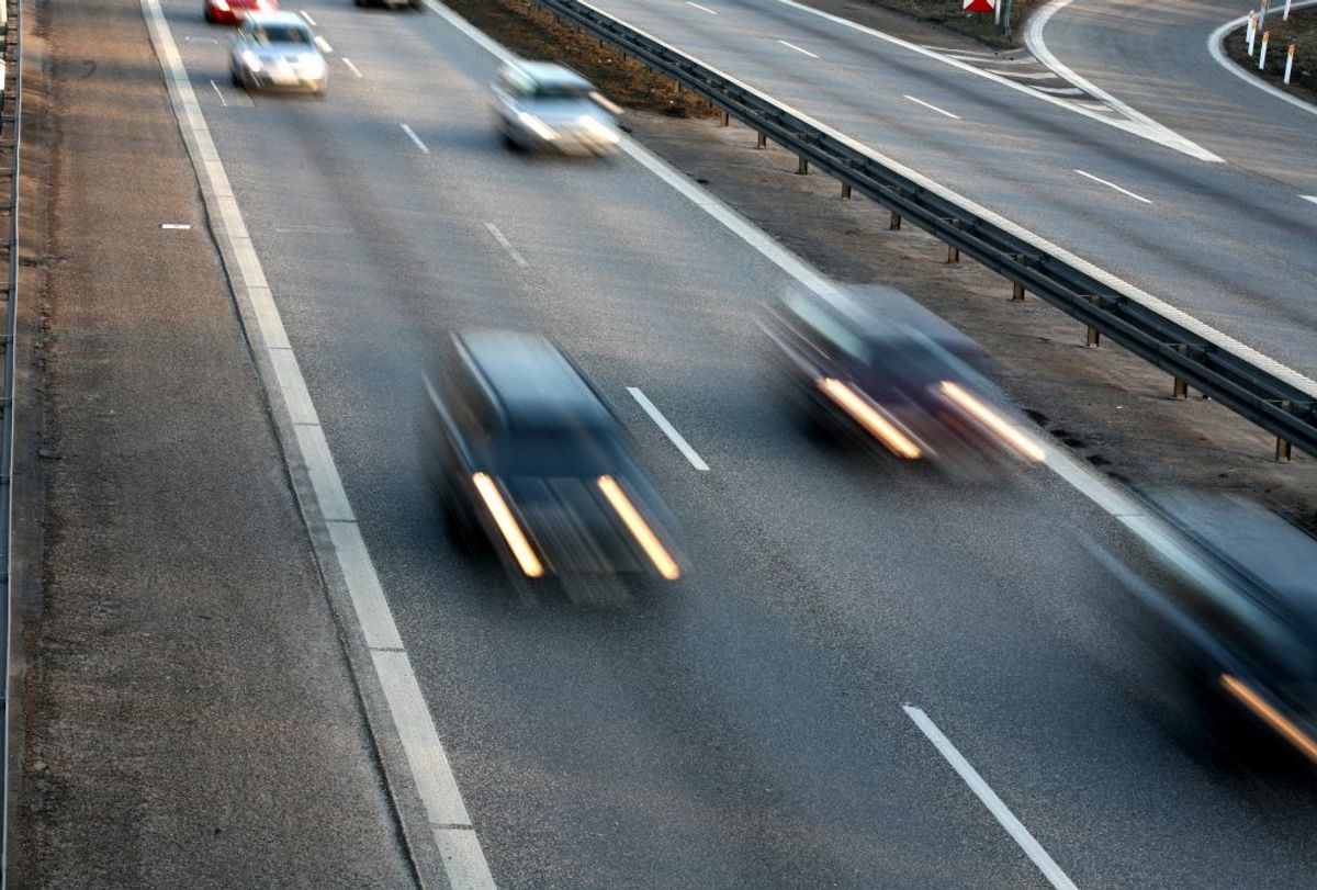 Du skal ikke altid bare bremse, når noget viser sig foran bilen. KLIK og se, hvad du skal/må bremse for – og ikke. Foto: Colourbox.