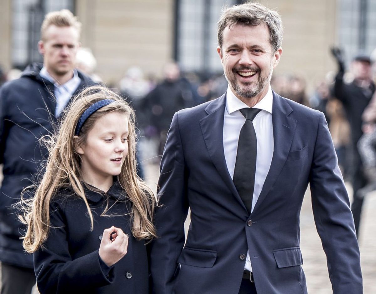 Nummer 3: Prinsesse Josephine, der her spadserer hen over Amalienborg Slotsplads med sin far, kronprins Frederik, i hånden, er nummer tre i arverækkefølgen til den danske trone. Arkivfoto: Mads Claus Rasmussen/Scanpix