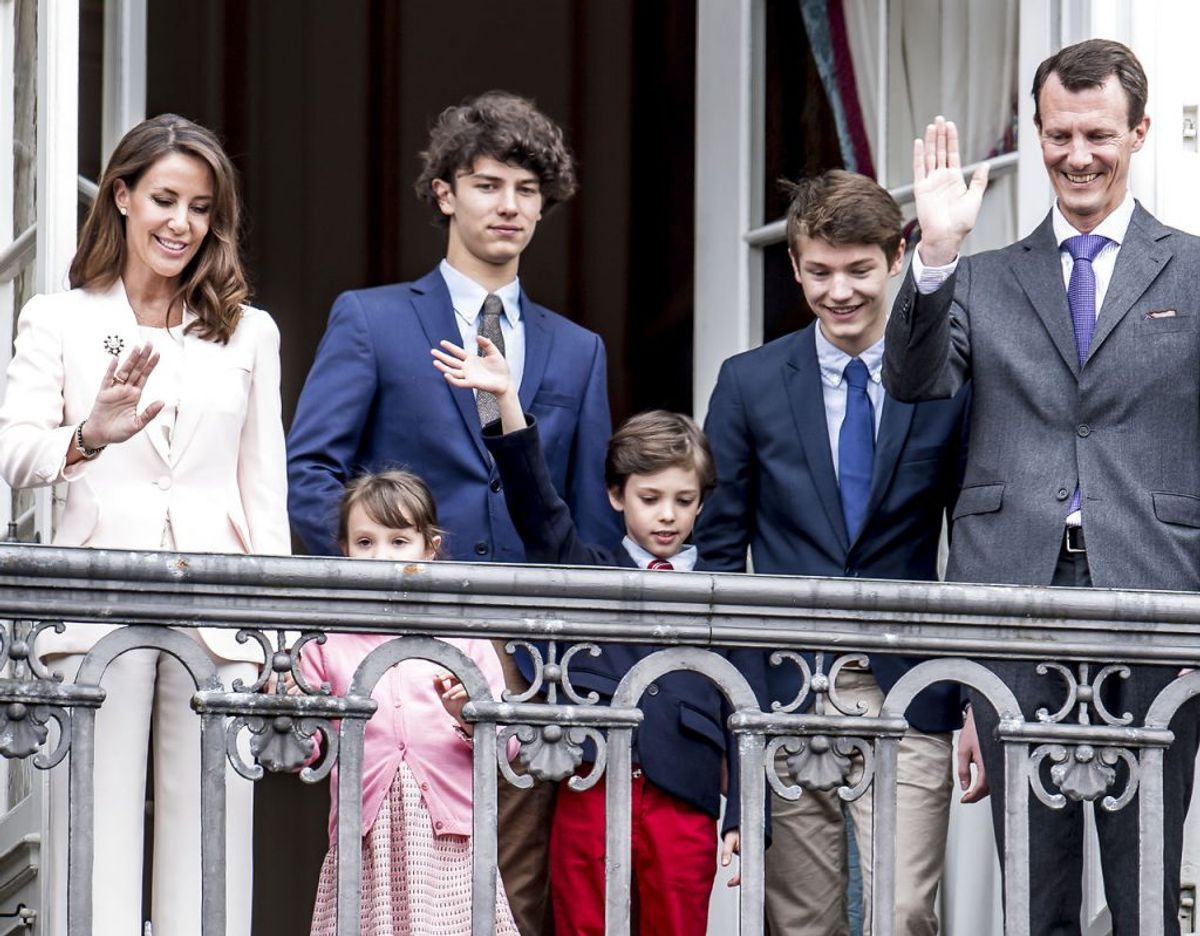 Nummer 7: Her ses hele prins Joachims familie på balkonen i forbindelse med dronning Margrethes seneste fødselsdag. Prins Nikolai er – som den ældste i flokken af børn – nummer 7 i arverækkefølgen til den danske trone. Arkivfoto: Mads Claus Rasmussen/Scanpix