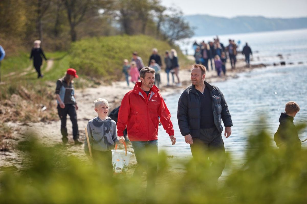 Dagen bød på krabbejagt og bålmad. Foto: Simon Caspersen/Red Barnet. KLIK OG SE FLERE BILLEDER.