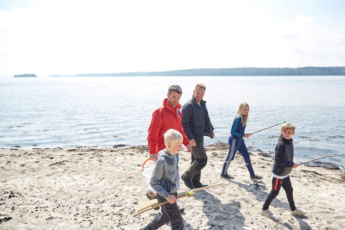 Dagen bød på krabbejagt og bålmad. Foto: Simon Caspersen/Red Barnet. KLIK OG SE FLERE BILLEDER.