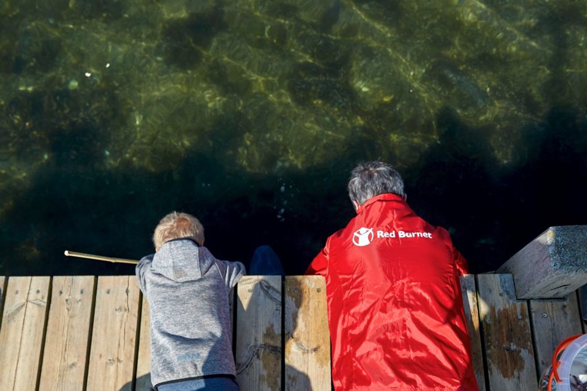 Dagen bød på krabbejagt og bålmad. Foto: Simon Caspersen/Red Barnet. KLIK OG SE FLERE BILLEDER.