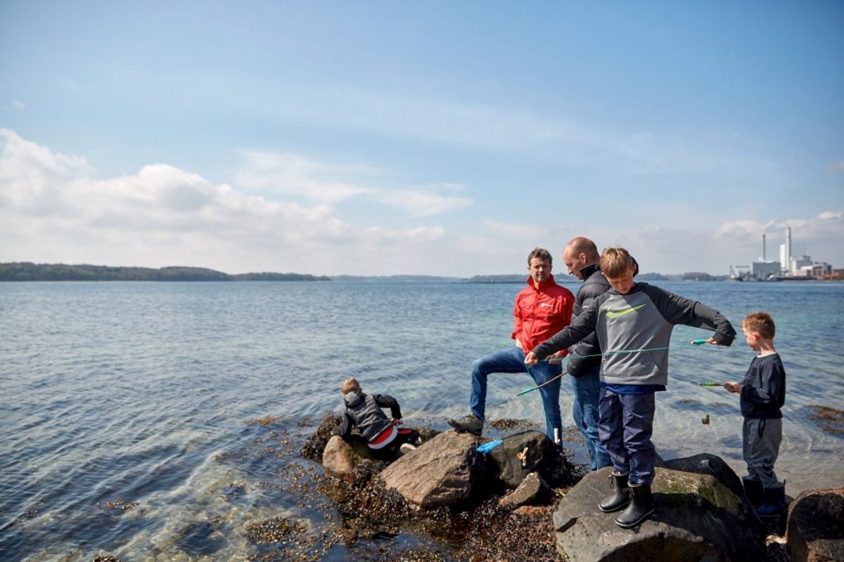Dagen bød på krabbejagt og bålmad. Foto: Simon Caspersen/Red Barnet. KLIK OG SE FLERE BILLEDER.