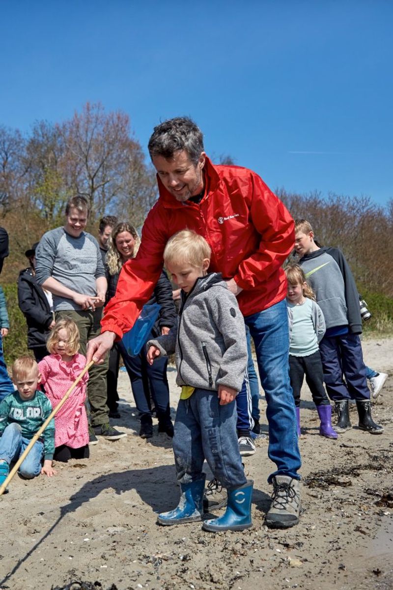 Dagen bød på krabbejagt og bålmad. Foto: Simon Caspersen/Red Barnet. KLIK OG SE FLERE BILLEDER.