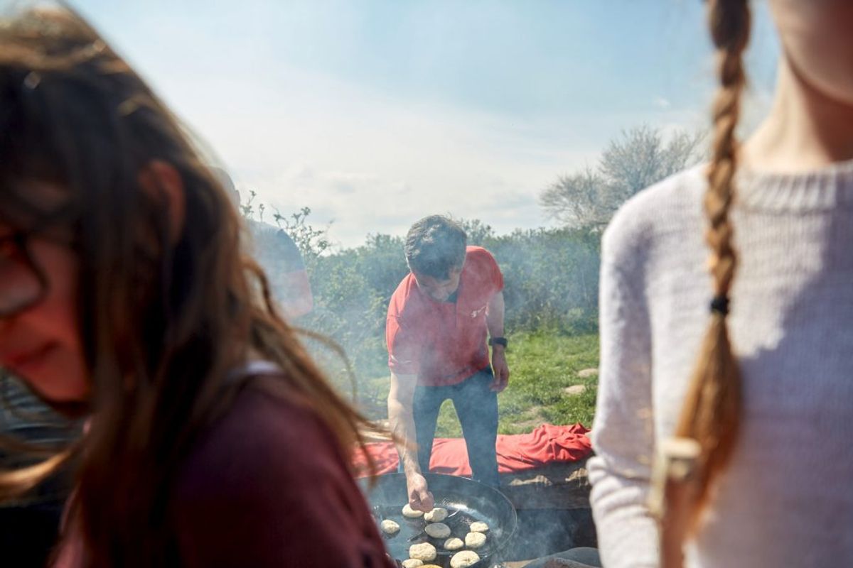Dagen bød på krabbejagt og bålmad. Foto: Simon Caspersen/Red Barnet. KLIK OG SE FLERE BILLEDER.