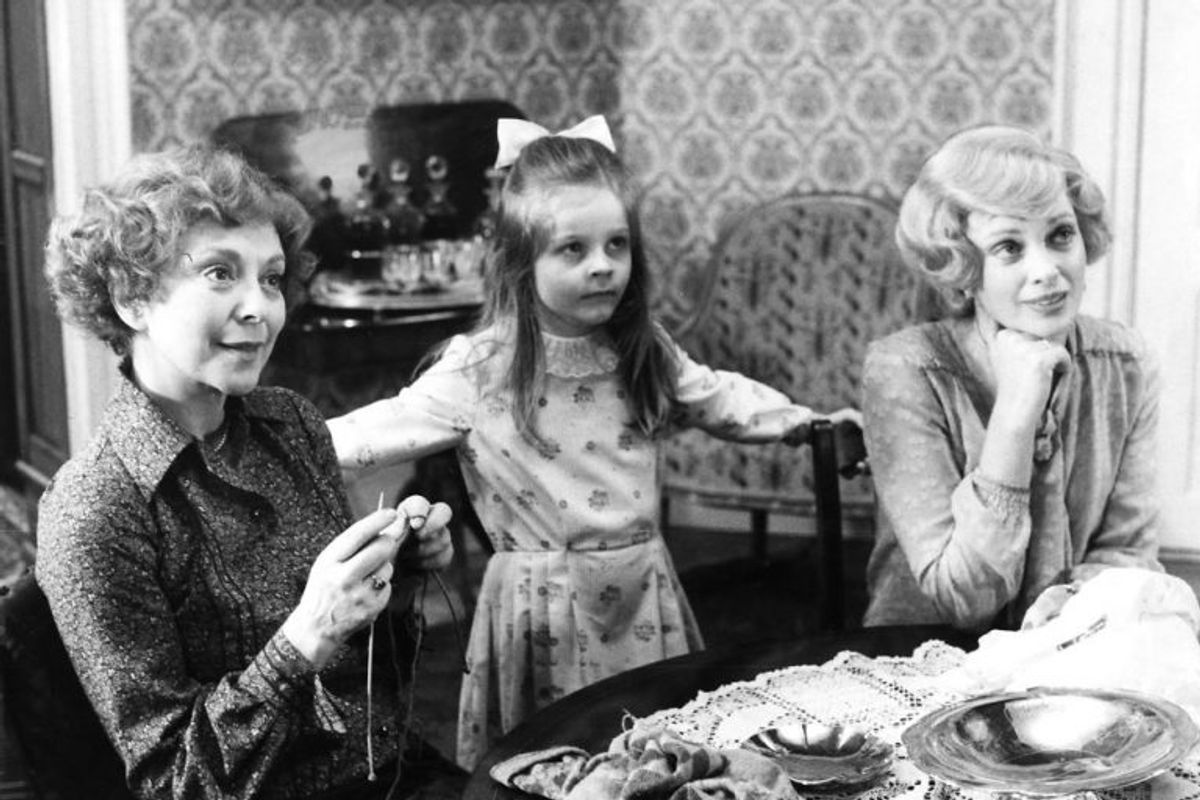 Her ses Elisabeth, Regitze og Maude i en scene fra Matador. Maude Varnæs – spillet af Malene Schwartz – kunne se ind i fremtiden, fortælles det. I et afsnit, der foregår i 1932, taler hun om husstøvmider – men det er først i 1960’erne, at man opdager miders eksistens. Arkivfoto: Scanpix