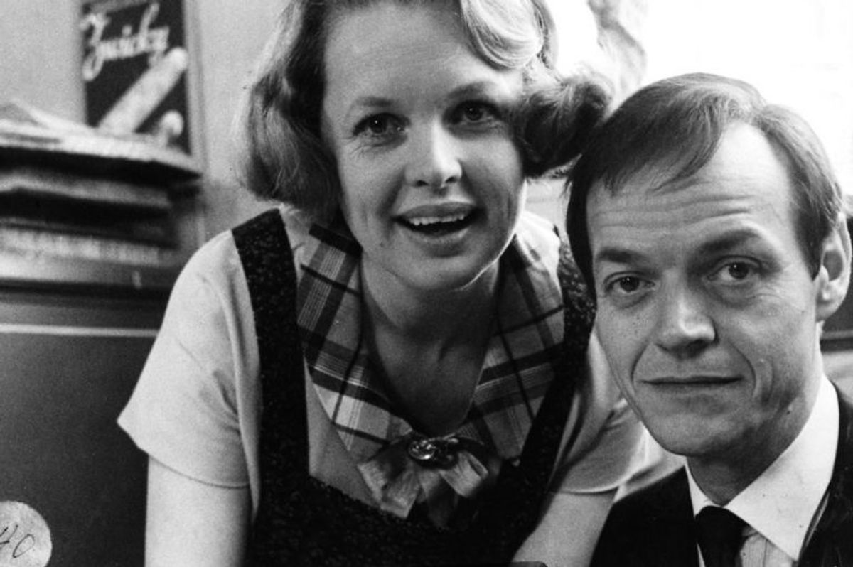 Her ses det absolutte hovedrolle-par Ghita Nørby (Ingeborg Skjern) og Jørgen Buckhøj (Mads Skjern) under indspilningen til Matador. Jørgen Buckhøj var i virkeligheden lidt “tynd i toppen”, hvorfor han i de første mange afsnit er udstyret med en toupé, som han så siden kan smide. Arkivfoto: Scanpix