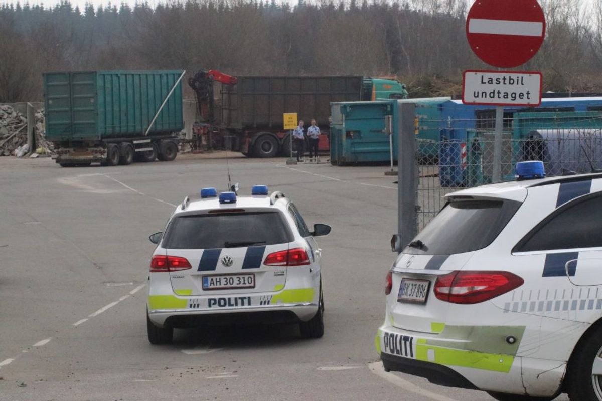 En ældre mand er dræbt i en tragisk ulykke på en genbrugsplads i Balle ved Hadsten i Østjylland. KLIK for flere billeder. Foto: Øxenholt Foto