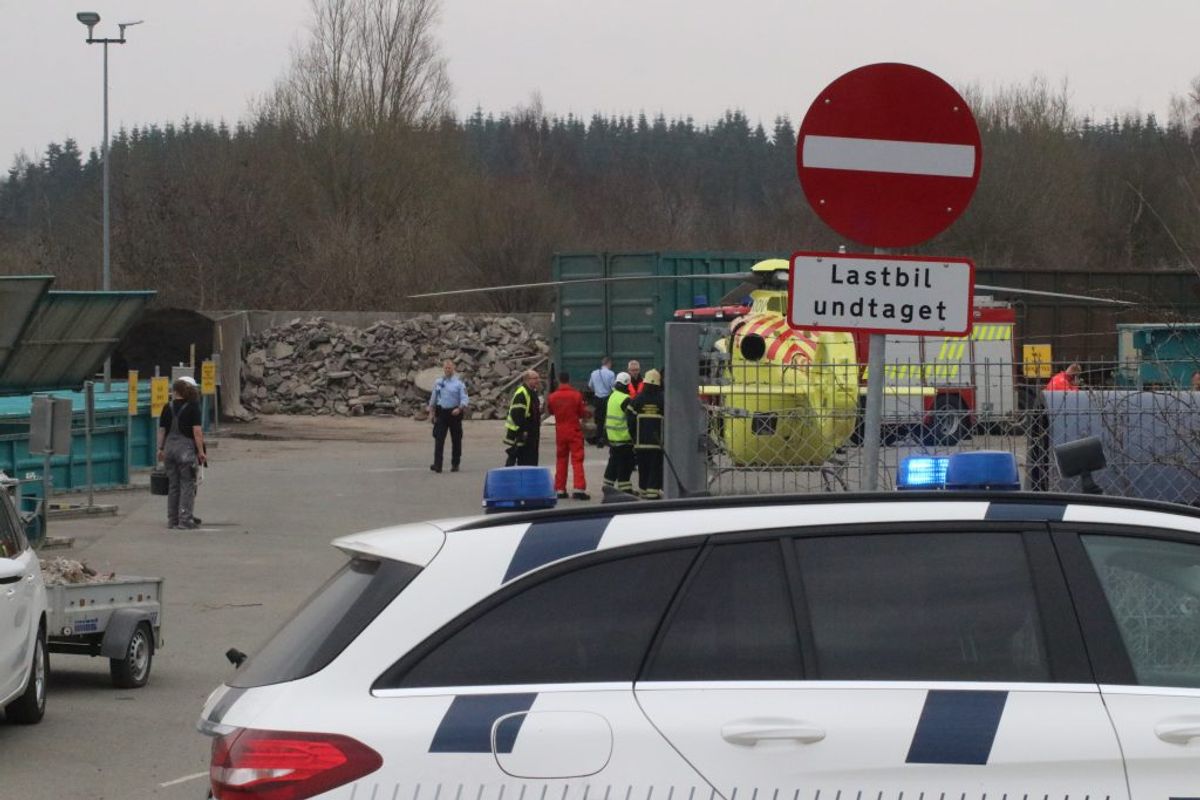 En ældre mand er dræbt i en tragisk ulykke på en genbrugsplads i Balle ved Hadsten i Østjylland. KLIK for flere billeder. Foto: Øxenholt Foto