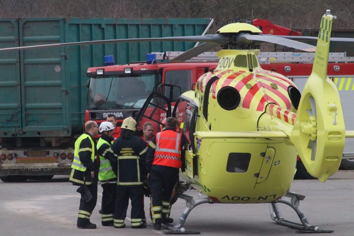 En ældre mand er dræbt i en tragisk ulykke på en genbrugsplads i Balle ved Hadsten i Østjylland. KLIK for flere billeder. Foto: Øxenholt Foto