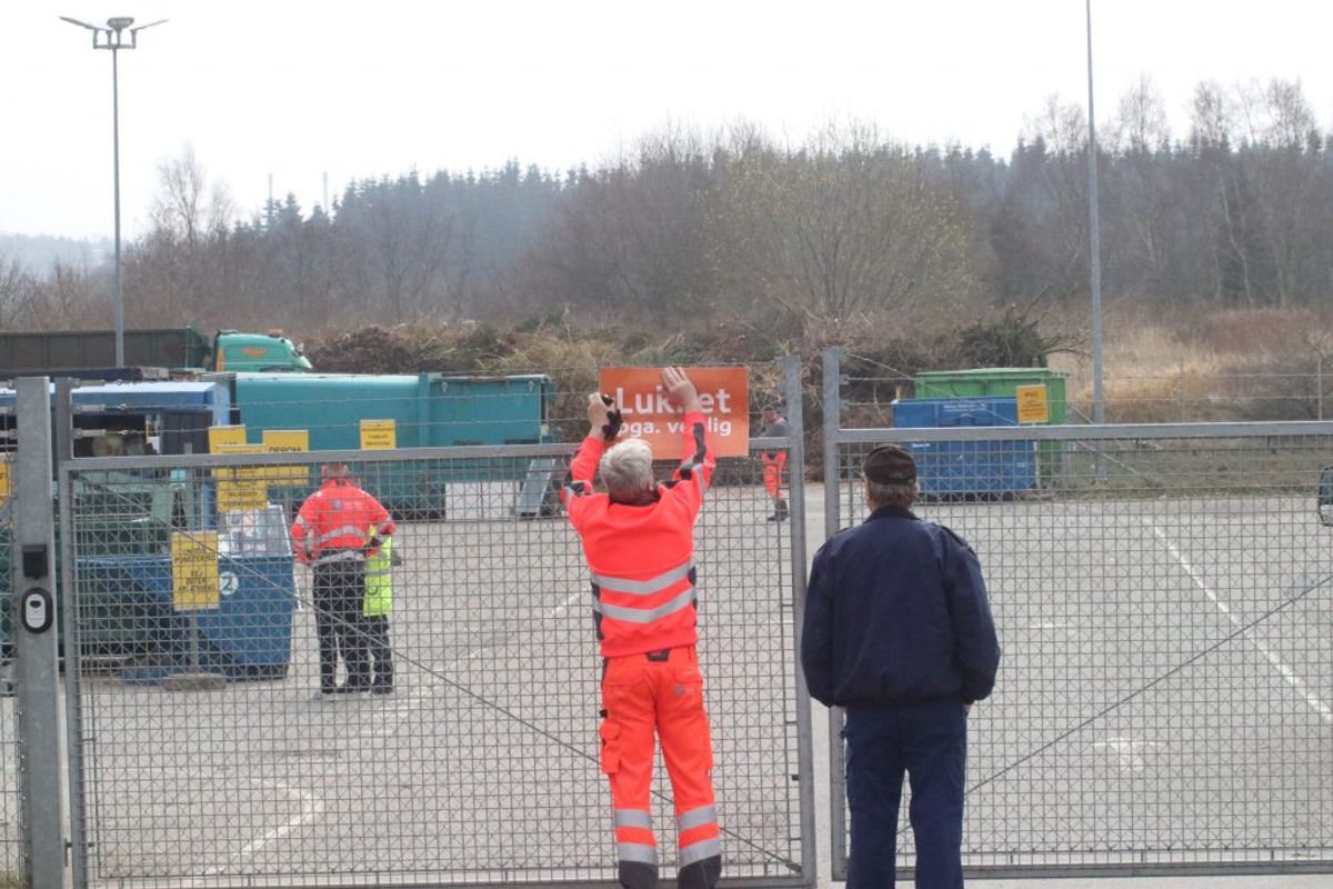 En ældre mand er dræbt i en tragisk ulykke på en genbrugsplads i Balle ved Hadsten i Østjylland. KLIK for flere billeder. Foto: Øxenholt Foto