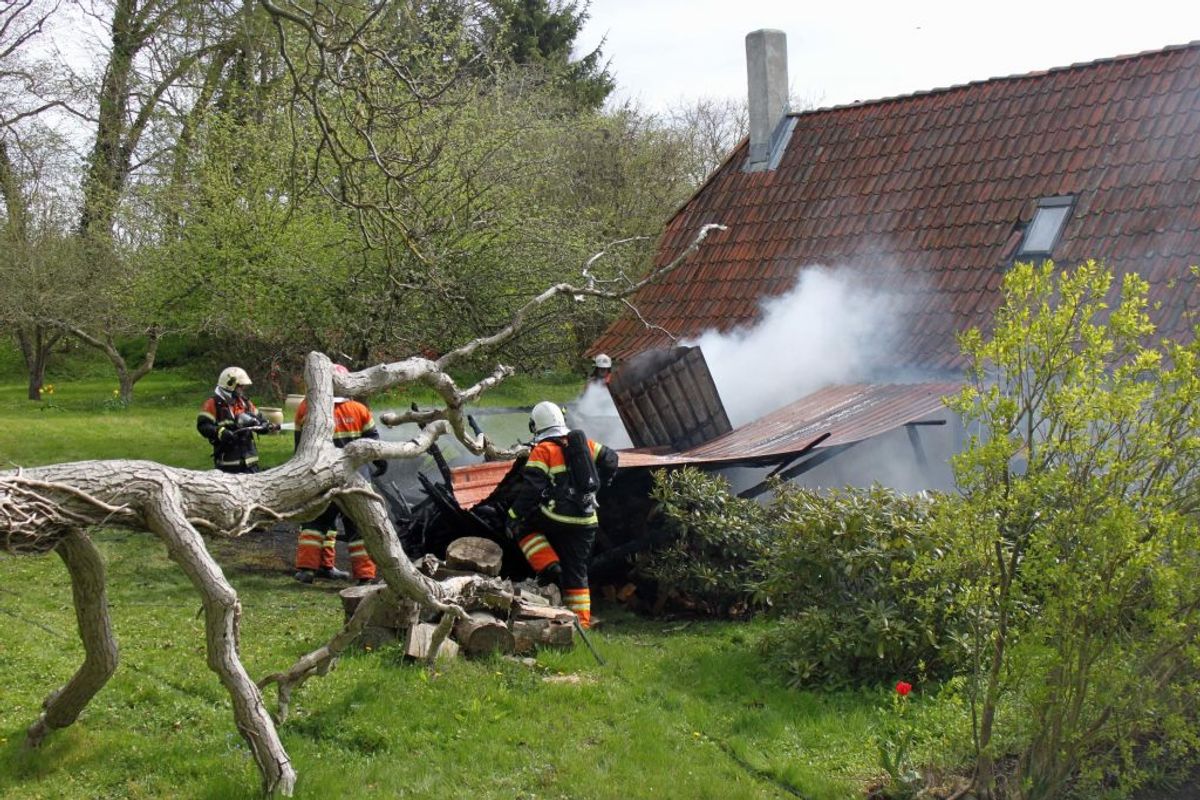 Her er det sidste år gået galt, da en ukrudtsbrænder satte fut til et brændeskur i Sdr. Stenerup ved Kolding. Foto: Elo Christoffersen