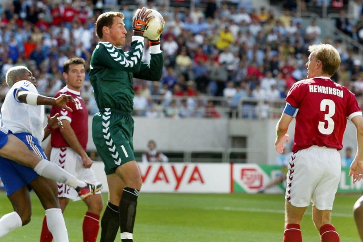 Når Danmark drager til Rusland til sommer, er det femte gang, at “vi” er med ved fodbold-VM. Her er det målmand Thomas Sørensen, som redder under Danmark-Frankring-kampen ved VM i 2002. KLIK PÅ BILLEDET – OG SE GALLERIET MED DE HIDTIDIGIE FIRE VM-SANGE. Arkivfoto: Scanpix