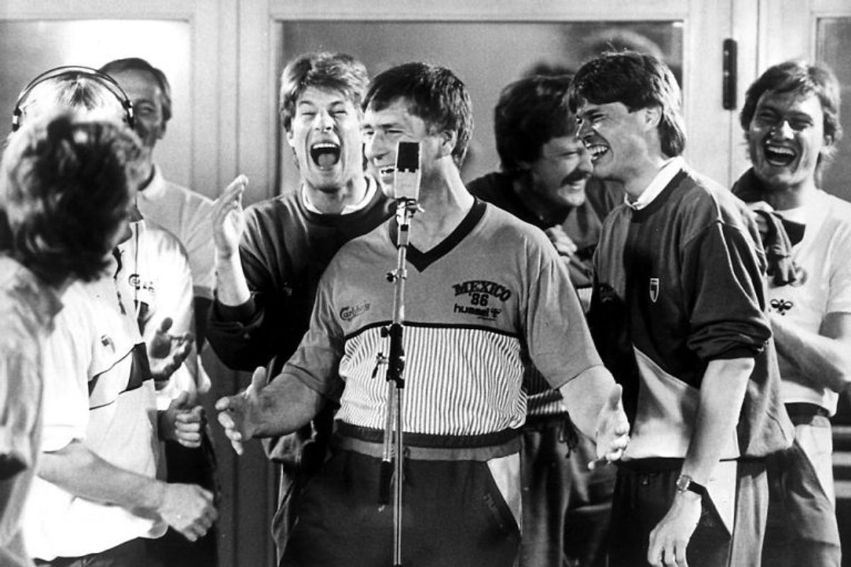 Ved Danmarks første VM-optræden i 1986 i Mexico: Dodo & The Dodos laver all-time-favoritten “Re-Sepp-Ten”. Og Danmark går videre fra indledende efter blandt andet at have maltrakteret Uruguay med 6-1. Ryger dog ud i ottendedelsfinalen mod Spanien og Emilie Butragueno efter en “Jesper Olsen” og et 1-5 nederlag. Arkivfoto: Scanpix