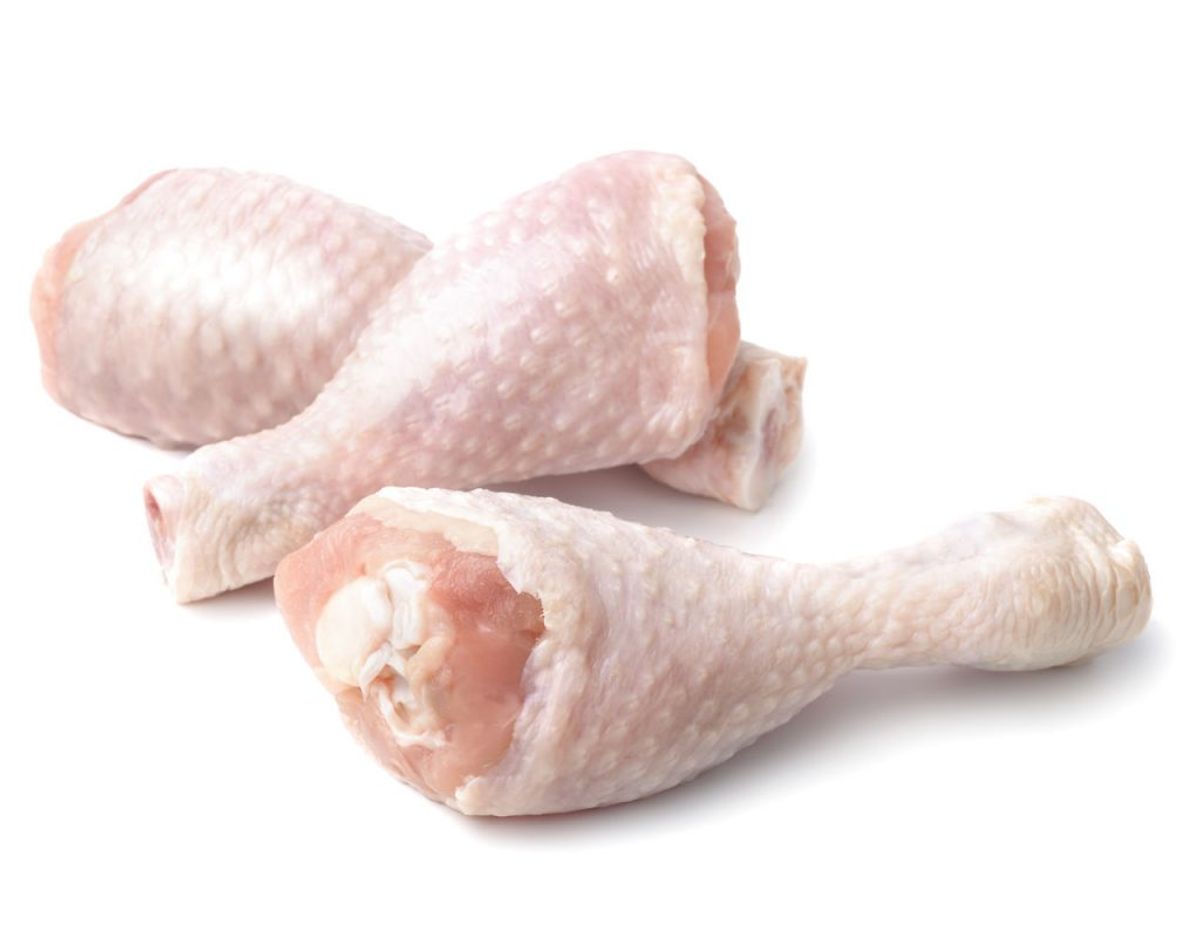 Campylobacter i kyllingelår:
Løgismose kyllingelår
Nettovægt: 370-500 g
Sidste anvendelsesdato: 5/3-2018
Lot nummer: 501800821
Solgt i:
Netto og Føtex Food butikker.
Årsag:
Der er fundet et for højt indhold af campylobacter bakterier i prøver af kødet undersøgt af Fødevarestyrelsen.
Risiko:
Hvis kødet mod forventning ikke gennemsteges, eller der sker krydsforurening til spiseklare fødevarer under tilberedningen, kan der opstå infektion med campylobacter.
Symptomerne er bl.a. diarré, kvalme, mavesmerter, feber og opkast. Foto: Scanpix