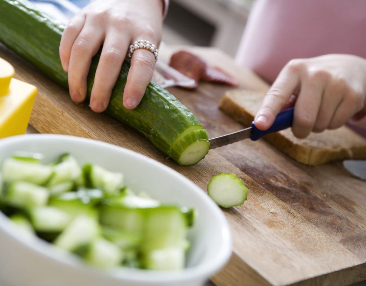 Idenyt skriver, at skærebrætter kan gemme på både e-coli og salmonellabakterier. Det er vigtigt, at du vsker dit skærebræt grundigt og ikke bruge det samme til både kød og grøntsager. Arkivfoto.