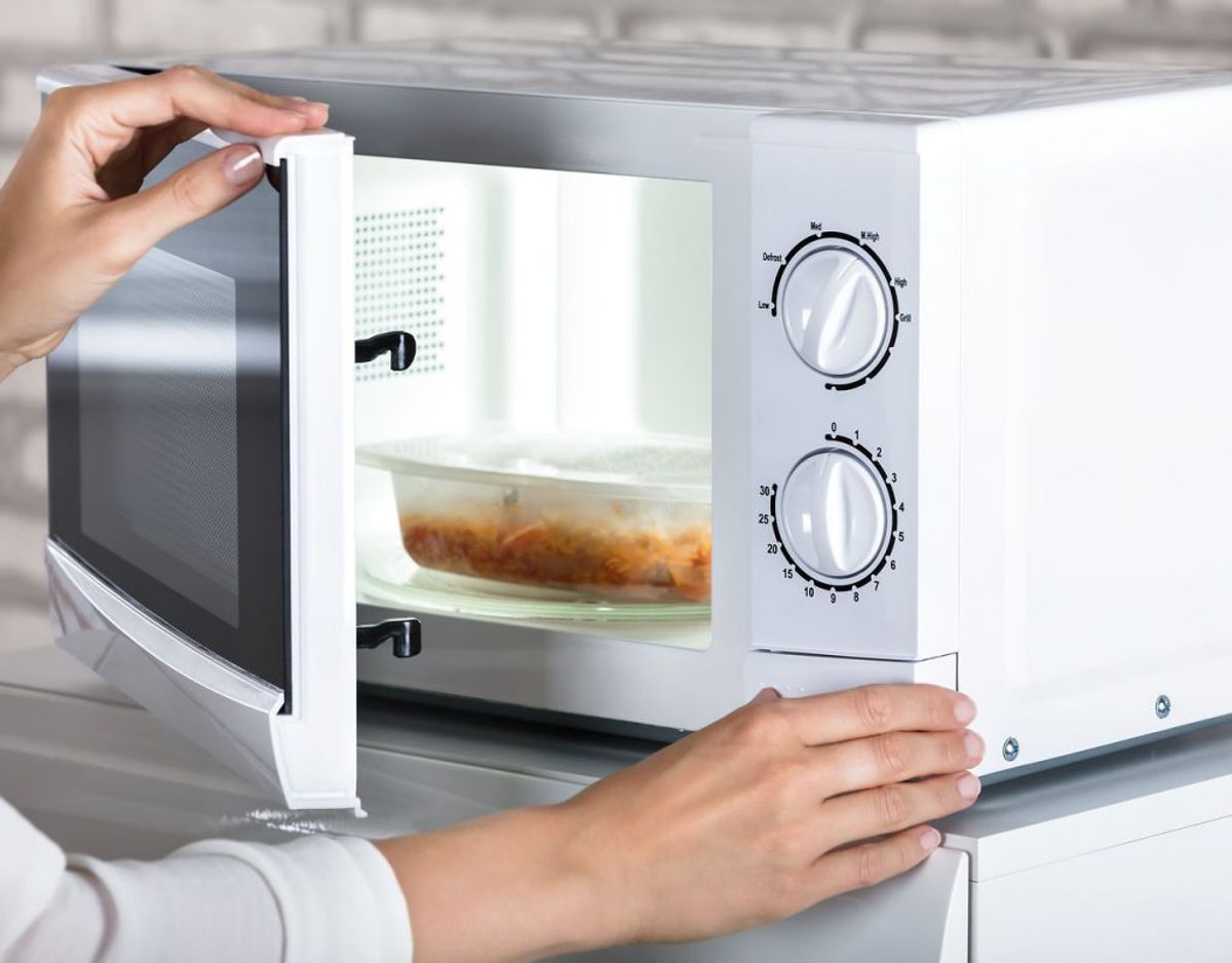 Madrester i din mikrobølgeovn kan gemme på resistente bakterier. Det er vigtigt at gøre den ren ud- og indvendigt. Foto: Scanpix.
