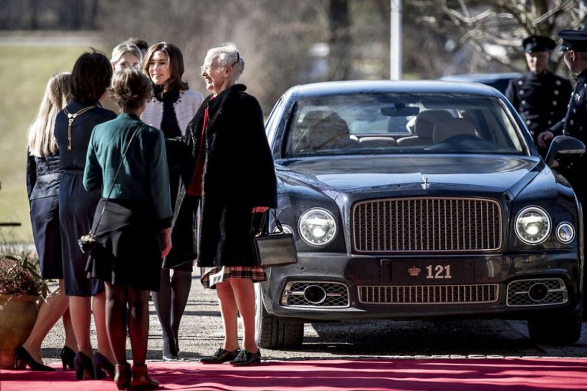 Her ses dronning Margrethe og kronprinsesse Mary ved et besøg forleden på Greve Museum. Til højre ses Krone 121, som er Margrethes “personlige” bil til dagligdags brug. Arkivfoto: Mads Claus Rasmussen/Scanpix