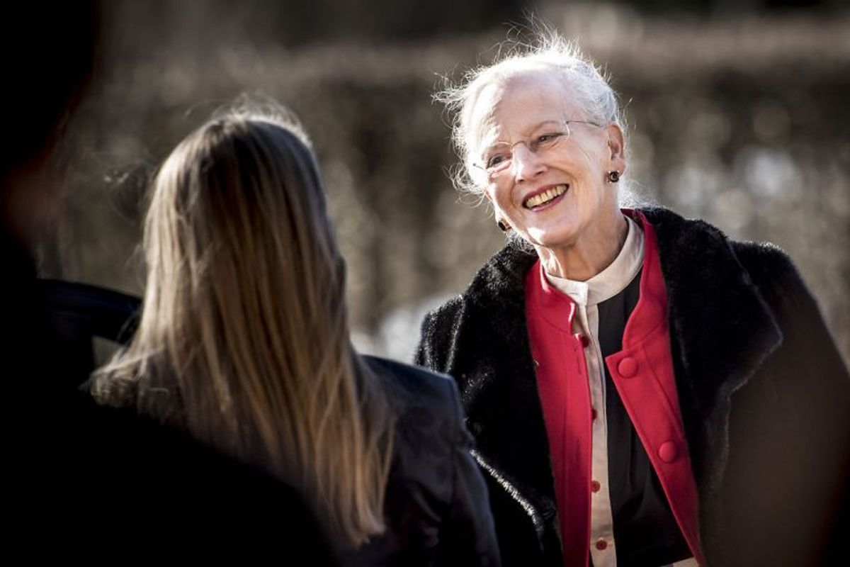 Margrethe har været på tur til provinsen – forleden gæstede hun også udstillingen Haandarbejdets Fremmes 90-års jubilæum på Greve Museum. Foto: Mads Claus Rasmussen/Scanpix