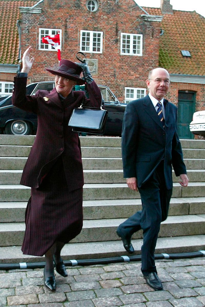 Margrethe har været på tur til Ribe – og det er langt fra første gang. Her ses dronning Margrethe med daværende stiftamtmand i Ribe, Henrik Moltke-Leth, ved et visit tilbage i 2003. Arkivfoto: Scanpix
