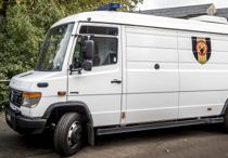 Bomberyddere på vej: Væltet træ afslører minelignende genstande