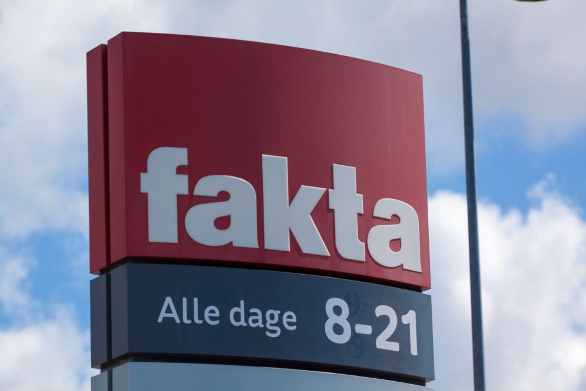 På vej fra røveriet i Fakta røver gerningsmanden også en kunde. Den kunde efterlyses nu. Foto: Colourbox.