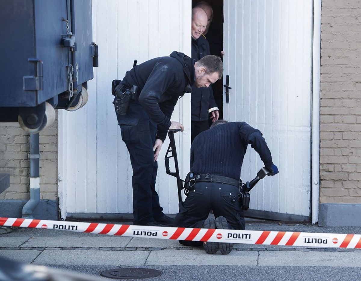 Politiet ransager huset på Tårnborgvej i Korsør i sagen om Emilie Meng. Det er Kim Kliver i døråbningen. Foto: Scanpix