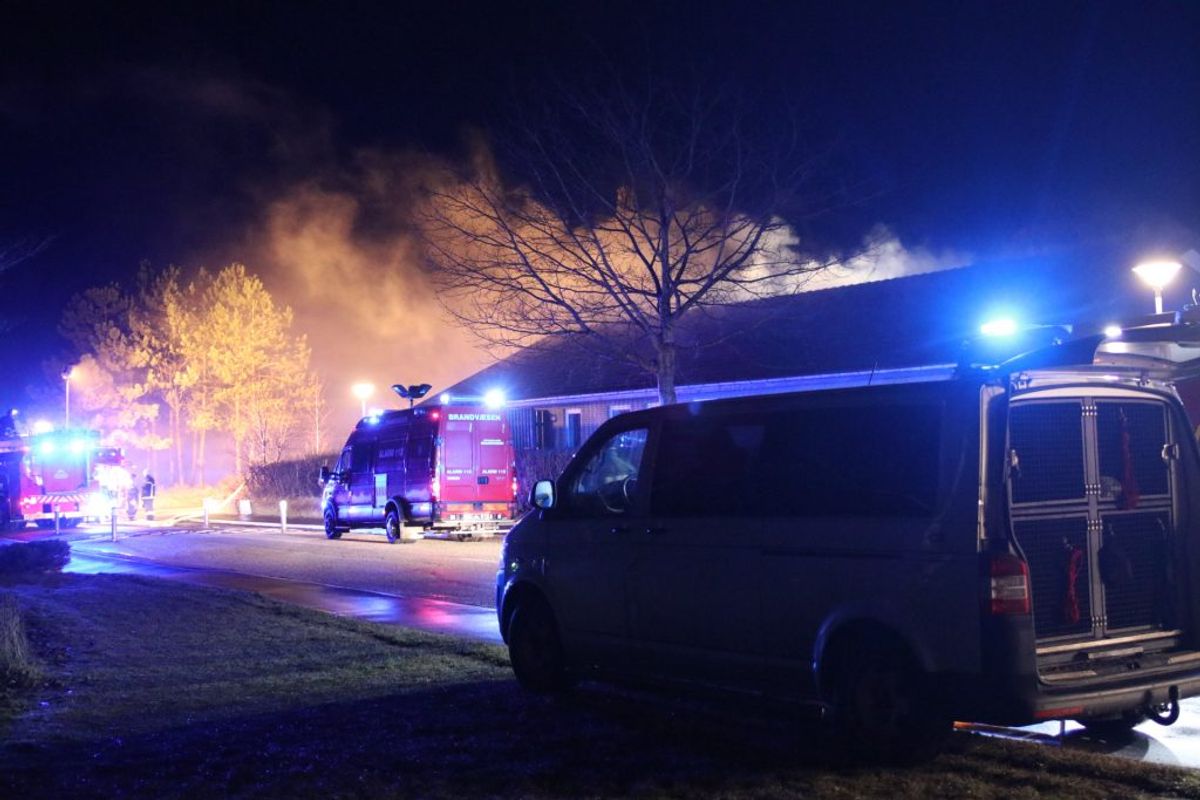 Natten til onsdag udbrød der brand i en skole i Kirke Sonnerup. Foto: Mathias Øgendal/Presse-fotos.dk
