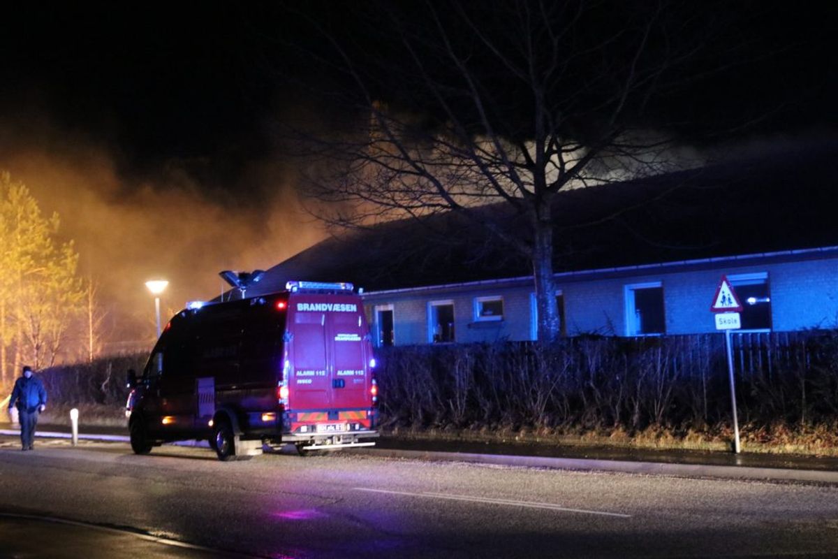 Natten til onsdag udbrød der brand i en skole i Kirke Sonnerup. Foto: Mathias Øgendal/Presse-fotos.dk