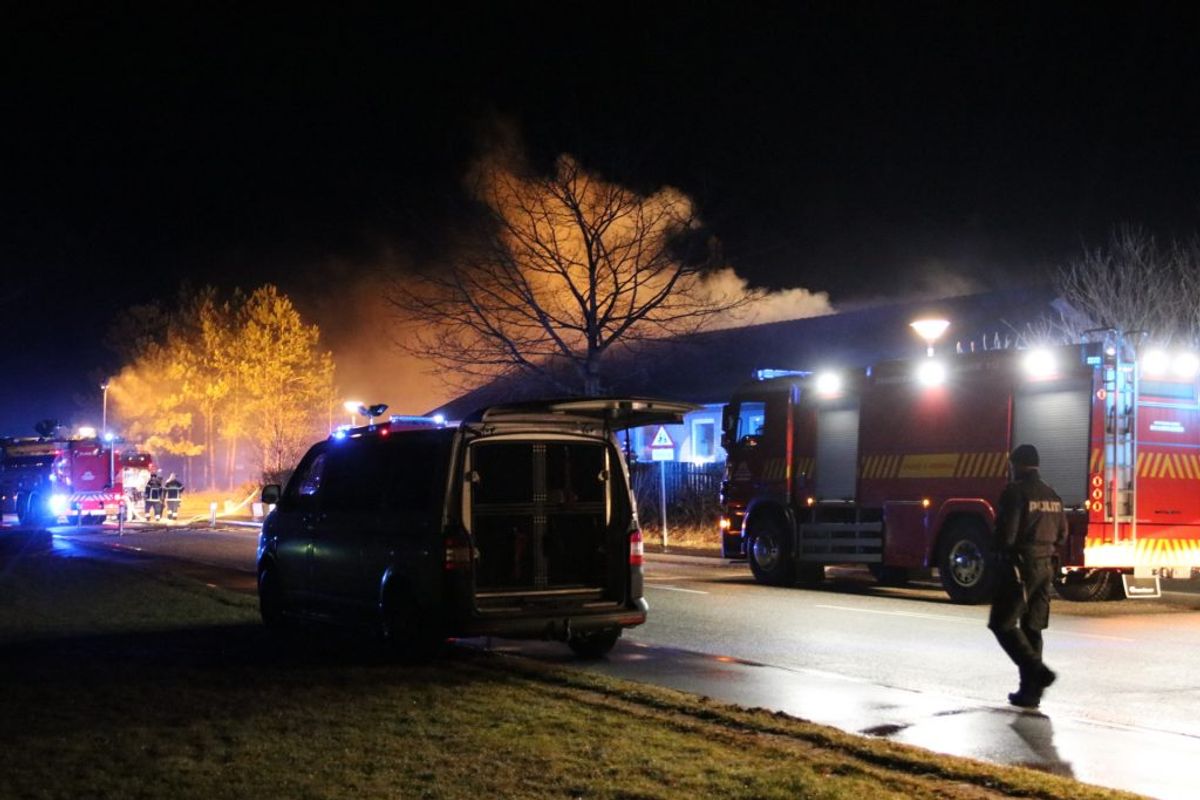 Natten til onsdag udbrød der brand i en skole i Kirke Sonnerup. Foto: Mathias Øgendal/Presse-fotos.dk