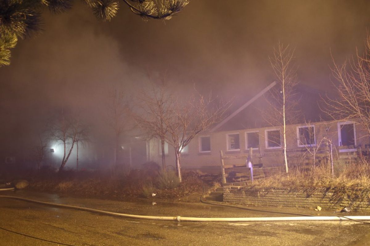 Natten til onsdag udbrød der brand i en skole i Kirke Sonnerup. Foto: Mathias Øgendal/Presse-fotos.dk