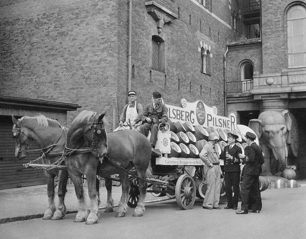 Ølkuske er på vej med de gyldne dråber fra Carlsberg-bryggeriet. Foto: Lee Miller/Lee Miller Archives
