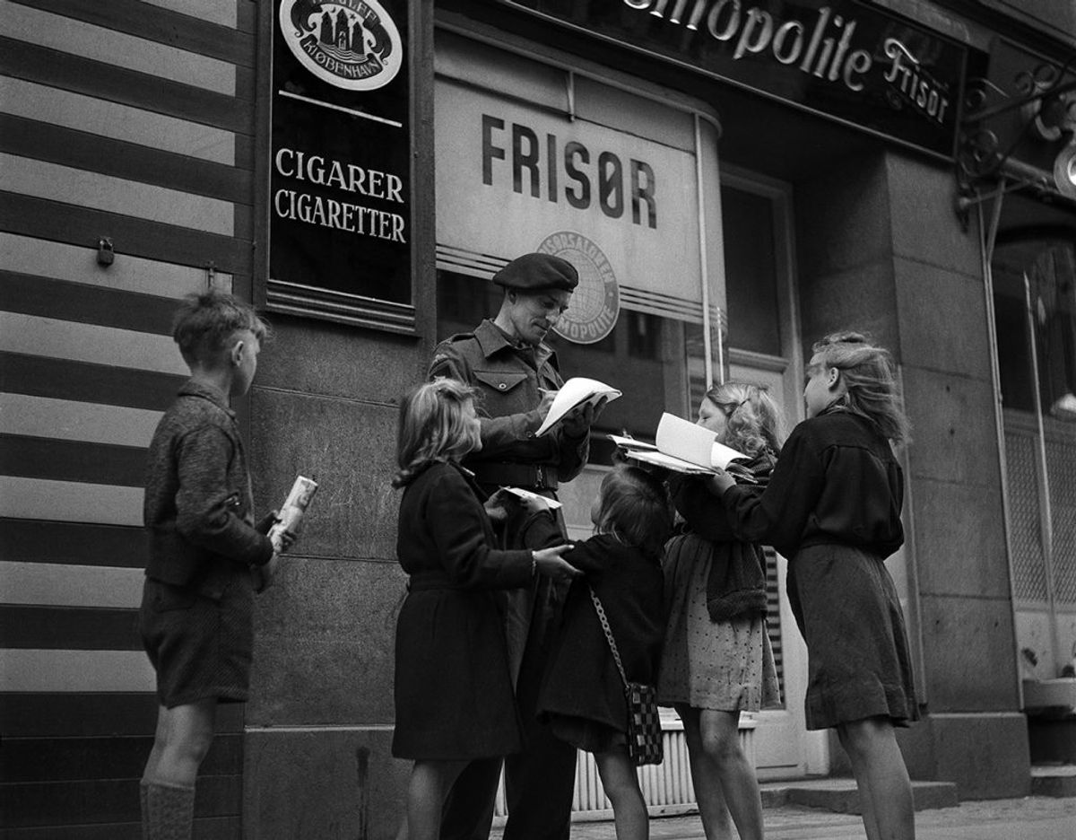 Lee Miller blev angiveligt overvældet af den glæde, hun mødte fra befolkningen i København ovenpå befrielsen. Foto: Foto: Lee Miller/Lee Miller Archives