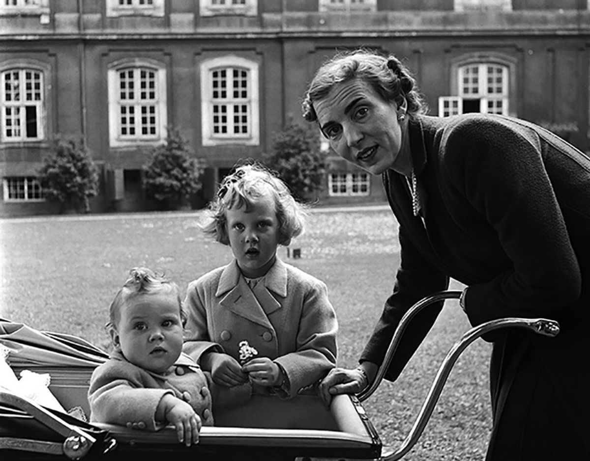 Lee Miller skrev ifølge TV2 om sit møde med den danske kongefamilie: “Hun (kronprinsesse Ingrid, red) er slank og smuk og ligefrem og er fuldstændig overbevist om, at hendes to børn prinsesse Margrethe og prinsesse Benedikte er helt vidunderlige, hvilket hun har fuldstændig ret i. Prinsesse Margrethe bliver kaldt ‘Daisy’ af sin mor og jager sommerfugle på græsplænen som en prinsesse i et eventyr, og prinsesse Benedikte grynter og laver lyde, som hendes mor og barnepigen forstår. ” Foto: Lee Miller/Lee miller Archives