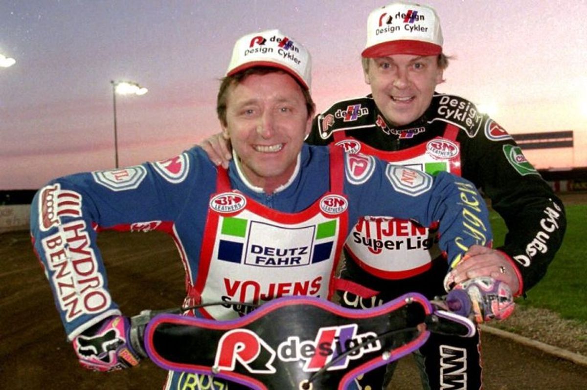 Karl Ejner fra Boris, alias entertaineren Finn Nørbygaard og den mangedobbelte speedway-verdensmester Ole Olsen på Vojens Speedway Center i 1996. Foto: PALLE HEDEMANN/Scanpix (Arkivfoto)