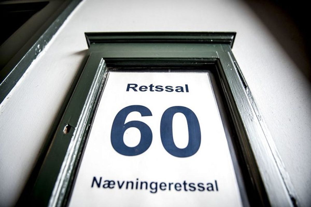 Det næste punkt på dagsordenen er anklagerens forelæggelse. Det vil sige, at Jakob Buch-Jepsen relativt kortfattet præsenterer sagens objektive fakta, samt hvordan sagen er planlagt til at forløbe. Formålet er at give rettens medlemmer et overblik over, hvad de har i vente. Foto: Mads Claus Rasmussen/Scanpix
