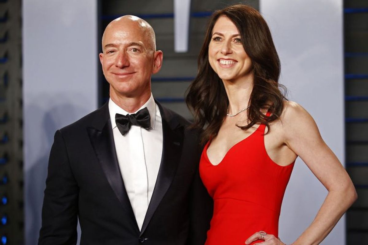 Verdens rigeste person er ifølge Forbes Amazon-grundlægger Jeff Bezos, der har en formue på 127 milliarder dollars eller svimlende 762 milliarder kroner. Her ses han med sin hustru MacKenzie Bezos. Arkivfoto: Danny Moloshok/Scanpix