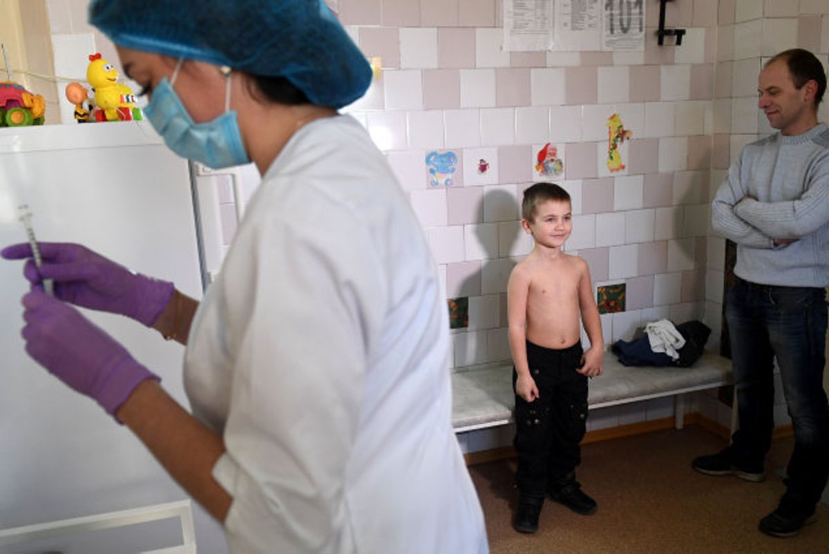 En ukrainsk dreng bliver vaccineret mod mæslinger i 2016. KLIK og se, hvordan et udbrud ser ud. Foto: Sergei Supinsky/AFP