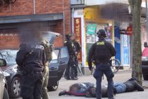 Ungt par brutalt overfaldet af farlig mand: Store politiaktioner flere steder