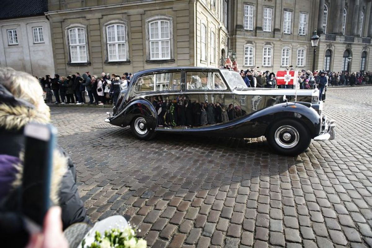 Prins Henriks båre ankommer til Amalienborg fra Fredensborg torsdag den 15. februar 2018. Hans Kongelige Højhed Prins Henrik sov tirsdag den 13. februar kl. 23.18 stille ind på Fredensborg Slot, skriver Kongehuset i en pressemeddelelse. Foto: Ritzau Scanpix/Philip Davali