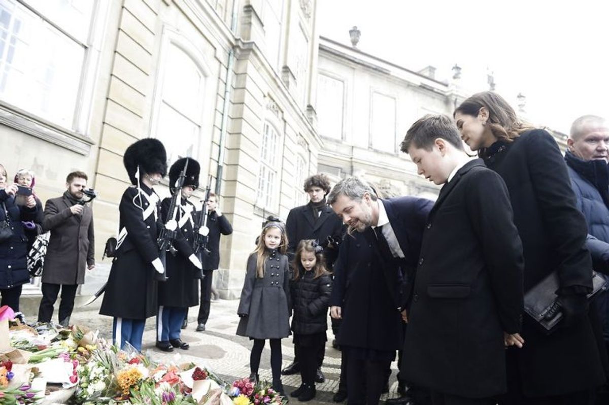 Kronprins Frederik og Prins Joachim besøger blomster og hilsner sammen med deres familier på Amalienborg Slotsplads, torsdag den 15. februar 2018.