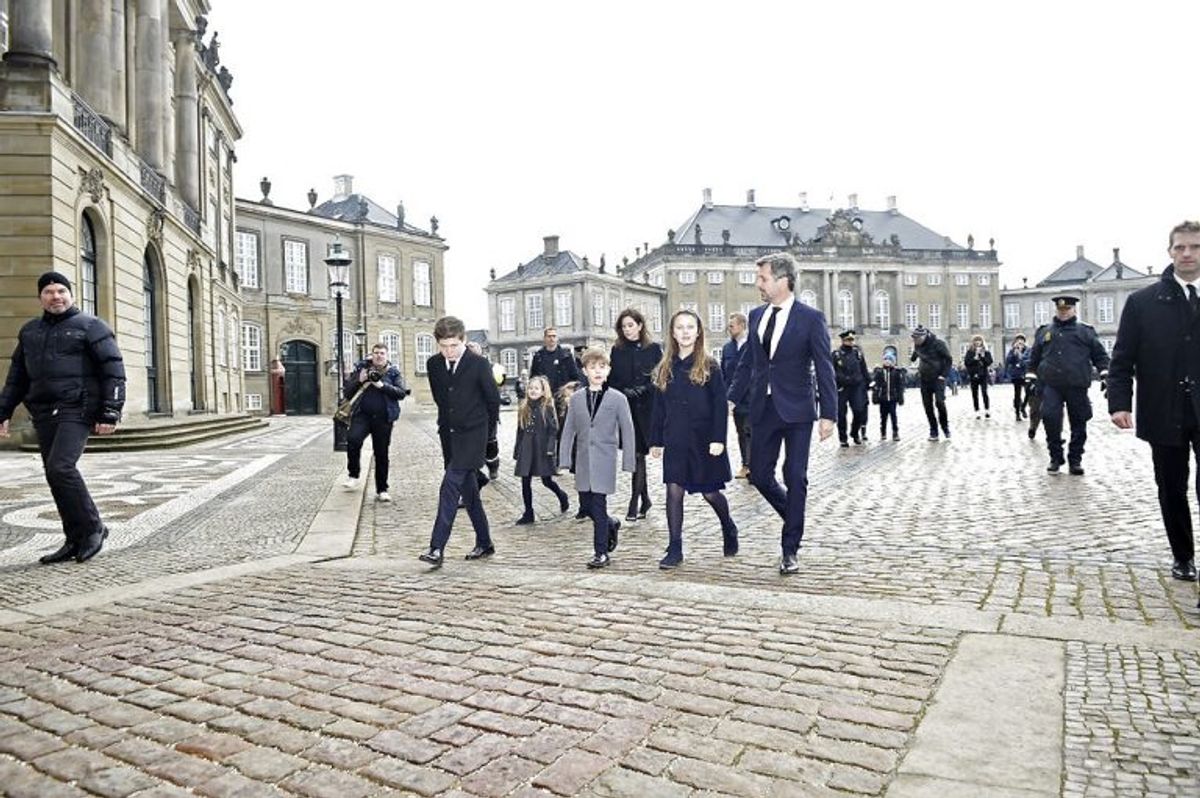 Kronprins Frederik og Prins Joachim besøger blomster og hilsner sammen med deres familier på Amalienborg Slotsplads, torsdag den 15. februar 2018.