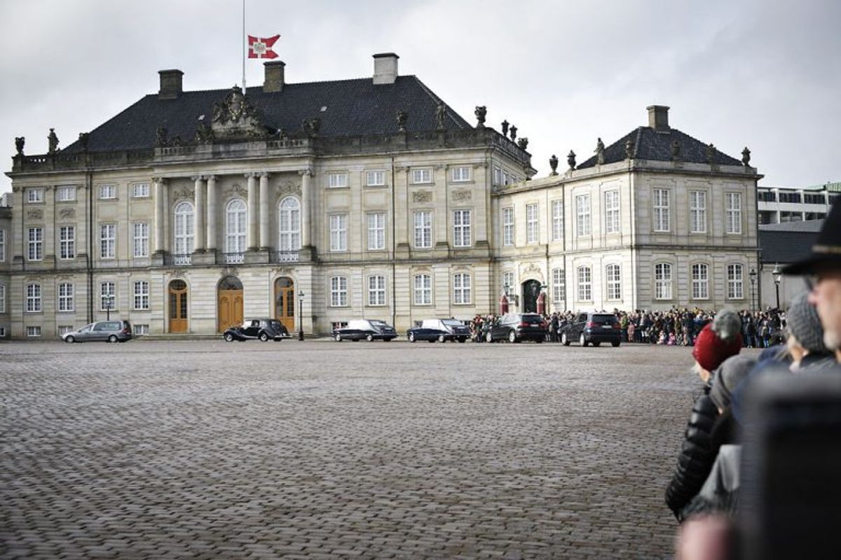 Prins Henriks båre ankommer til Amalienborg fra Fredensborg torsdag den 15. februar 2018. Hans Kongelige Højhed Prins Henrik sov tirsdag den 13. februar kl. 23.18 stille ind på Fredensborg Slot, skriver Kongehuset i en pressemeddelelse. Foto: Ritzau Scanpix/Philip Davali