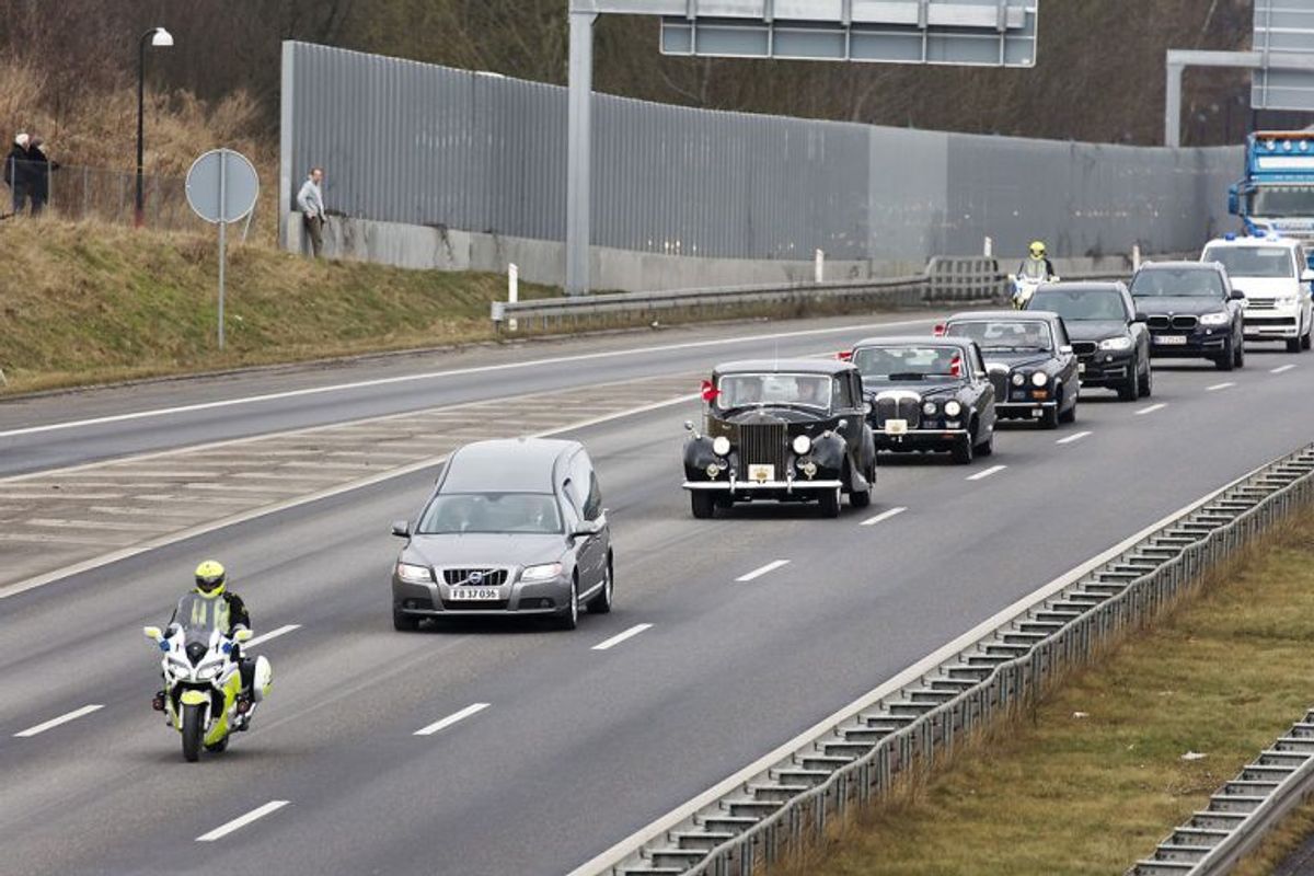 Rustvognen med Prins Henriks kiste og bilerne med kongefamilien ved Gl. Holte, torsdag den 15. februar 2018. Kortegen kører fra Fredensborg Slot til Amalienborg Slot.. (Foto: Jens Astrup/Scanpix 2018)